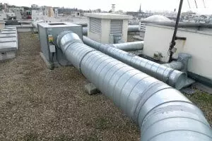 Ventilation par conduits d'air en tube galvanisé pour la vmc de toit à Paris